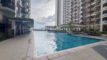 2 kolam renang terbuka