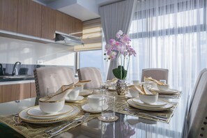 Panoramic Apartment, 2 Bedrooms, Balcony, Sea View | Dining room - The Radiance Manila Bay (Pasay)