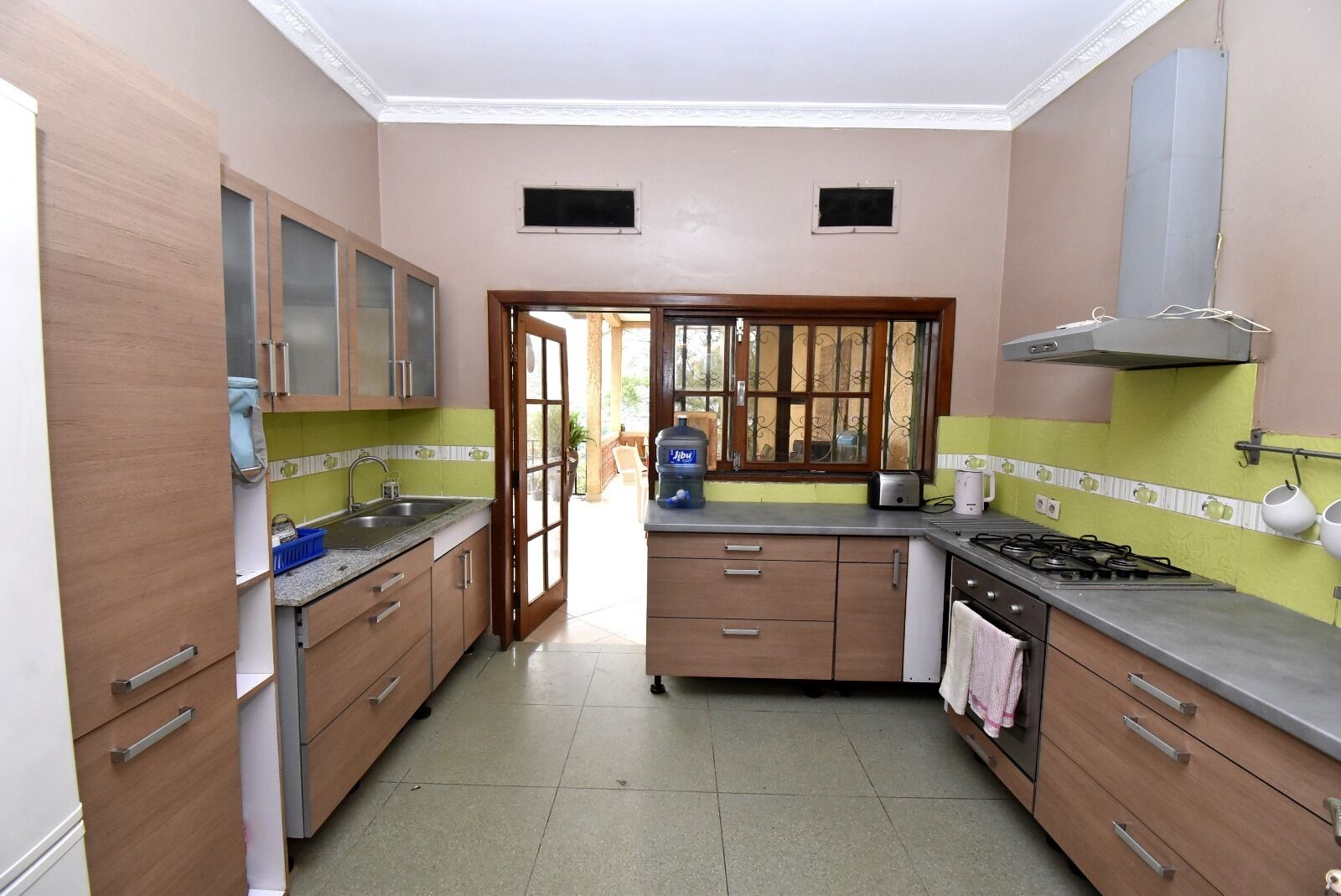 Kylskåp, mikrovågsugn, ugn och kaffe- och tebryggare