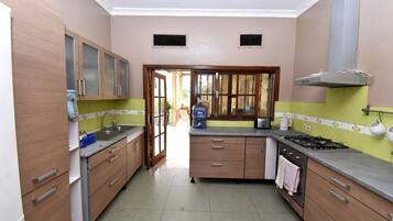 Kylskåp, mikrovågsugn, ugn och kaffe- och tebryggare