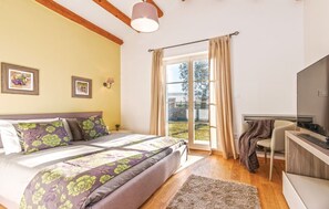 4 habitaciones, tabla de planchar con plancha, cuna de viaje y wifi 