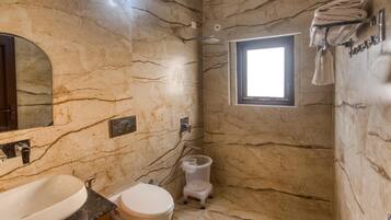 Artículos de tocador gratuitos, pantuflas, bidet