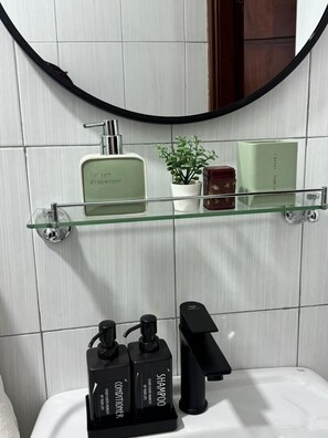 Dusche, Haartrockner, Handtücher, Seife