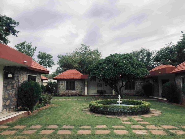 Vista frontal de la propiedad