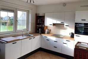 Køleskab, mikrobølgeovn, ovn, kogeplade