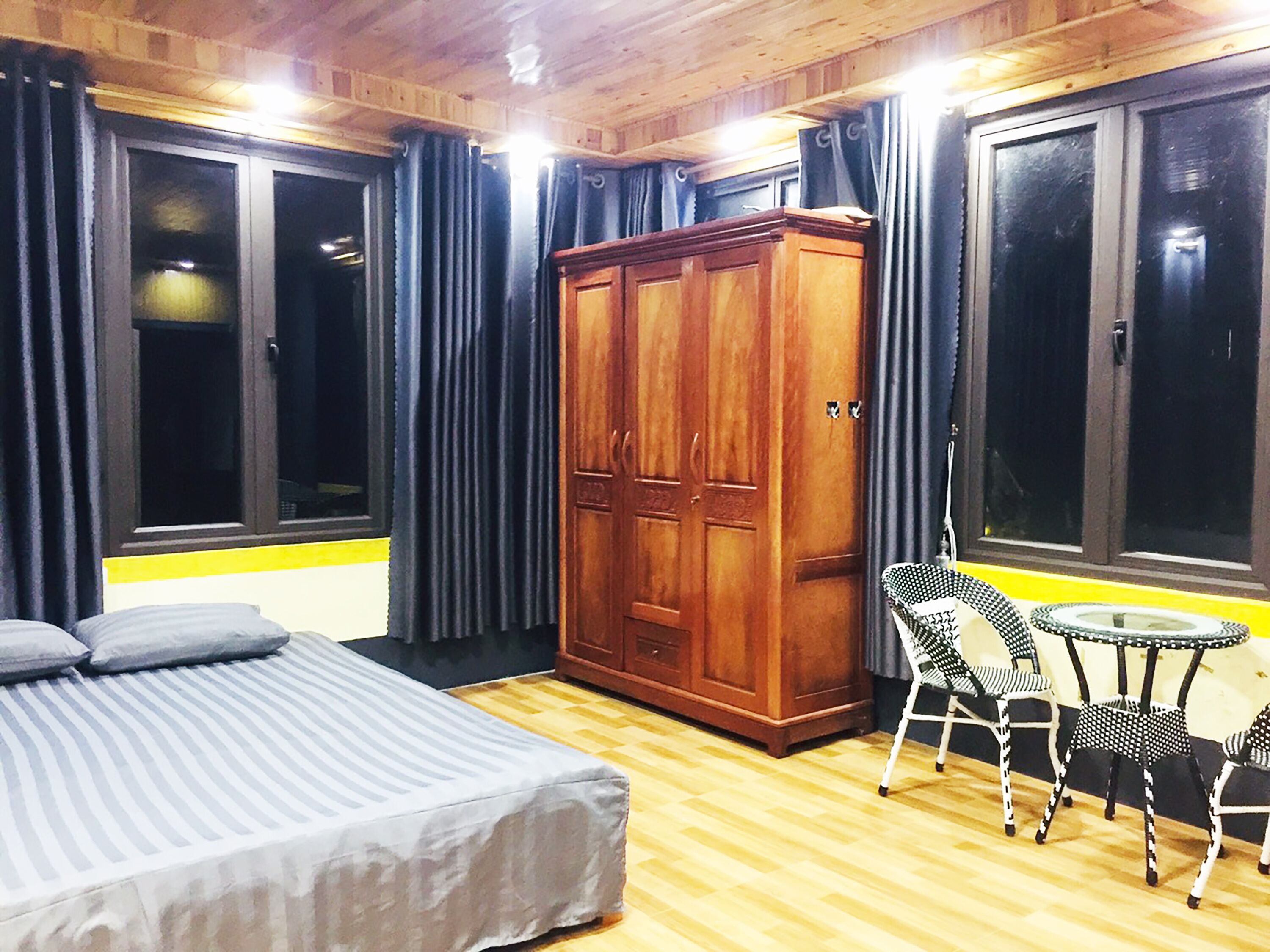 Standard Double Room, 1 King Bed, Mountain View | Free WiFi, bed sheets