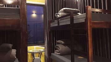 Dormitorio compartido estándar, dormitorio mixto, baño compartido, vista a la montaña | Wifi gratis y ropa de cama