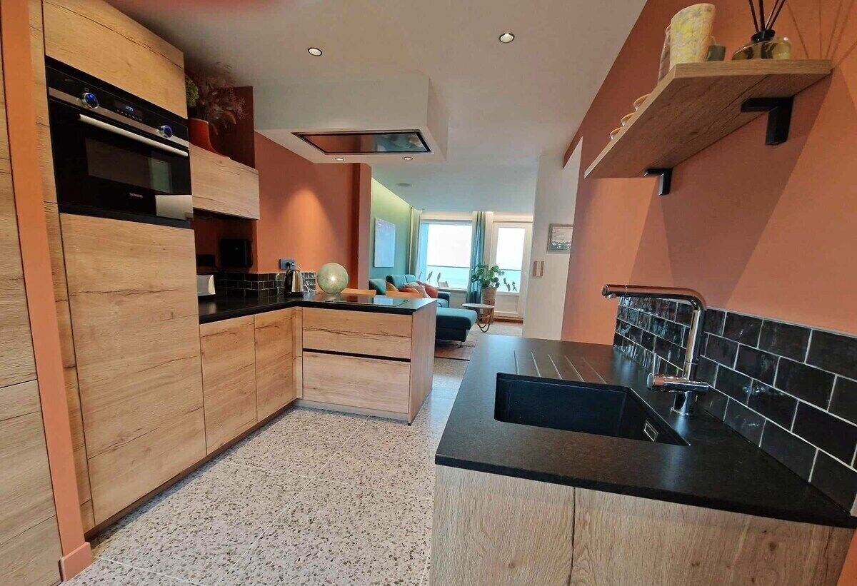 Wasserkocher mit Kaffee-/Teezubehör, Kühlschrank, Mikrowelle, Ofen