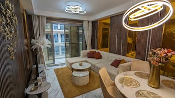 Luxe appartement, 2 slaapkamers, uitzicht op strand, aan het strand | Woonruimte | Een 40-inch smart-tv met digitale zenders