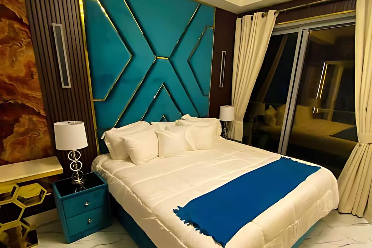 Luxury Apartment, 1 King Bed, Private Bathroom, Beachside | In-room safe, iron/ironing board, WiFi (free), bed sheets
