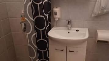 Economy Quadruple Room | Bathroom