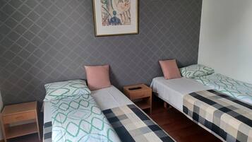 Rideaux occultants, fer et planche Ă repasser