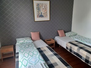 Cortinas blackout, ferros/tábuas de passar roupa