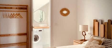 1 soverom og strykejern/-brett