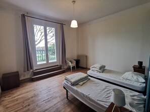 6 Schlafzimmer, Bügeleisen/Bügelbrett, kostenloses WLAN
