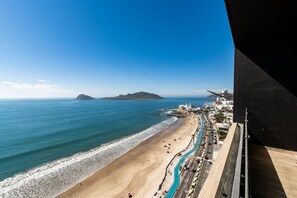 Beach nearby - con vista al mar| frente a malecon by Gpsrentas (Mazatlán)