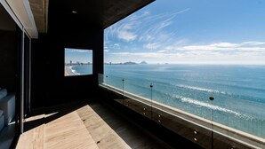 Ein modernes Zimmer mit einem großen Fenster und Blick auf die Küste.