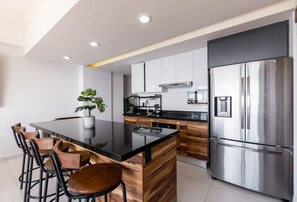 雪櫃、微波爐、焗爐、爐具