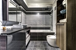 Dusche, Bidet, Handtücher