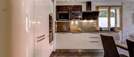 Fridge, oven, dishwasher, coffee/tea maker