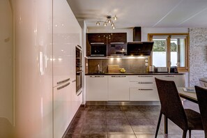 Fridge, oven, dishwasher, coffee/tea maker