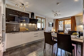 Kühlschrank, Ofen, Geschirrspüler, Wasserkocher mit Kaffee-/Teezubehör