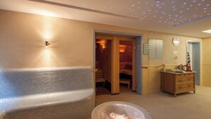 Una habitación con un banco de mosaicos, una sauna, un armario de madera y un reloj en la pared.