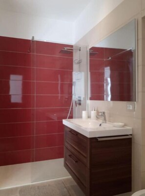 Douche, sèche-cheveux, bidet, serviettes fournies