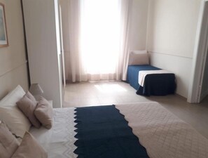 2 habitaciones, tabla de planchar con plancha y cuna de viaje 