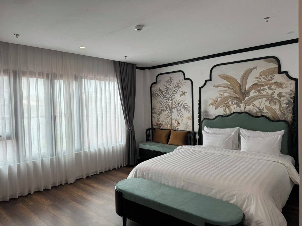 Premium Room, Bathtub, City View | Memory-foam beds, minibar, in-room safe, desk