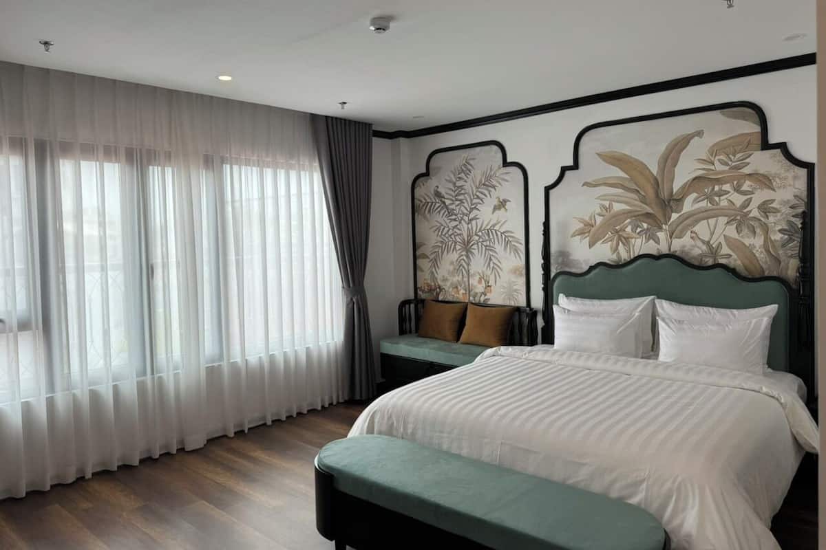 Premium Room, Bathtub, City View | Memory foam beds, minibar, in-room safe, desk