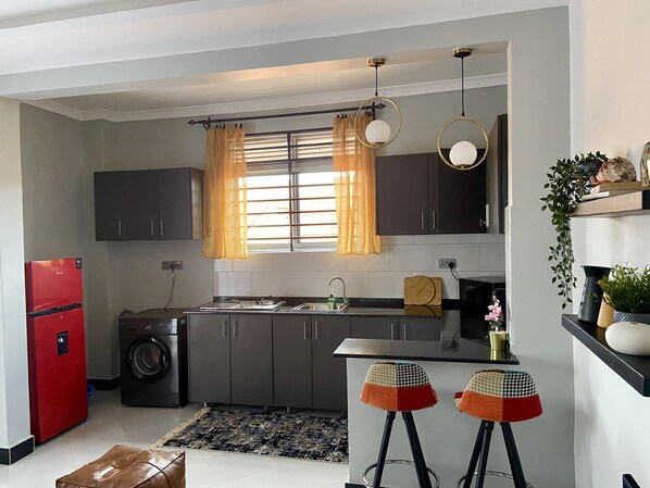 Refrigerador, microondas, tetera eléctrica y tostadora