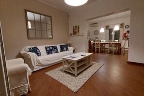 Fernseher, Kamin, Bücher