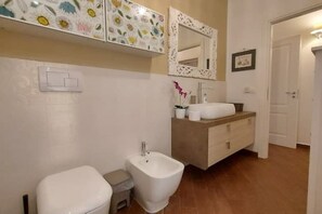 シャワー、ヘアドライヤー、ビデ、タオル