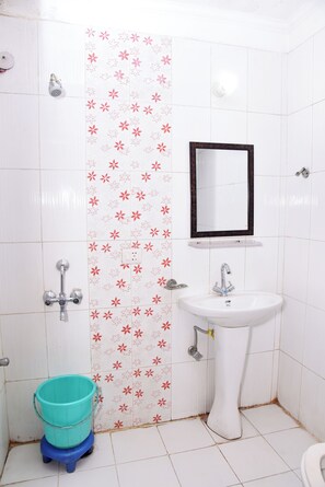 Dobbeltrom – deluxe | Bad | Regndusjhode, toalettartikler (inkludert), håndklær og såpe