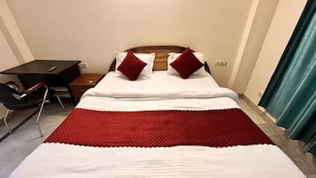 Habitación Deluxe doble | Mobiliario individual, escritorio, espacio para trabajar con un portátil