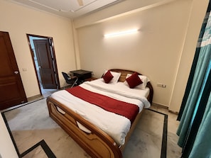 Deluxe Double Room | Individually furnished, desk, laptop workspace, free WiFi - Hotel Sunshine (Gurugram)