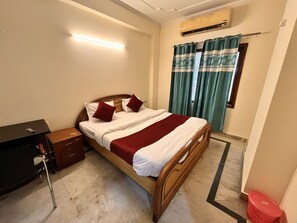 Deluxe Double Room | Individually furnished, desk, laptop workspace, free WiFi - Hotel Sunshine (Gurugram)