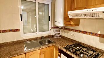 Fridge, microwave, stovetop, dishwasher