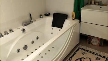 Serviettes fournies, savon, papier toilette