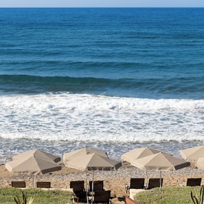 Sur la plage, chaise longue, serviettes de plage