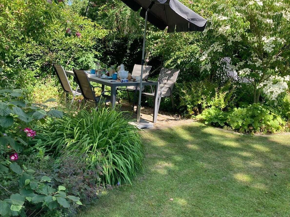 Im Garten zusammen frühstücken