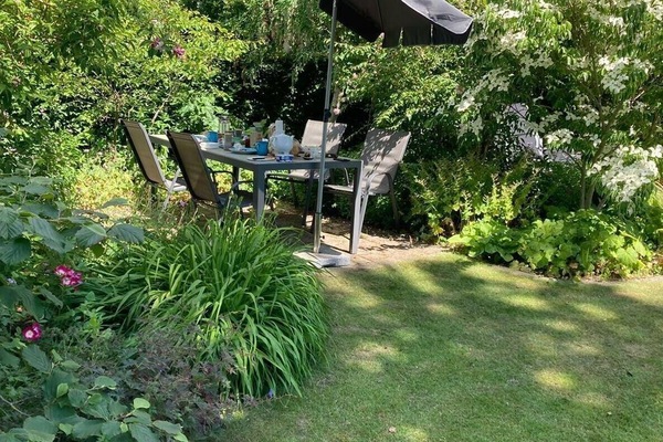 Im Garten zusammen frühstücken