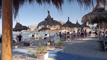 Una spiaggia nelle vicinanze, lettini da mare, teli da spiaggia