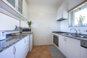 Kühlschrank, Mikrowelle, Geschirrspüler, Esstisch