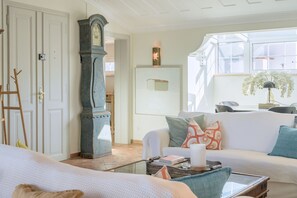 TV, fireplace - Casa Boodes, Parking Pool Garden (Lagos)