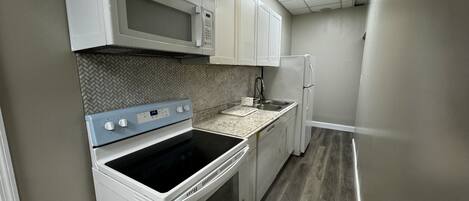 Microondas, horno, placa de cocina y lavavajillas