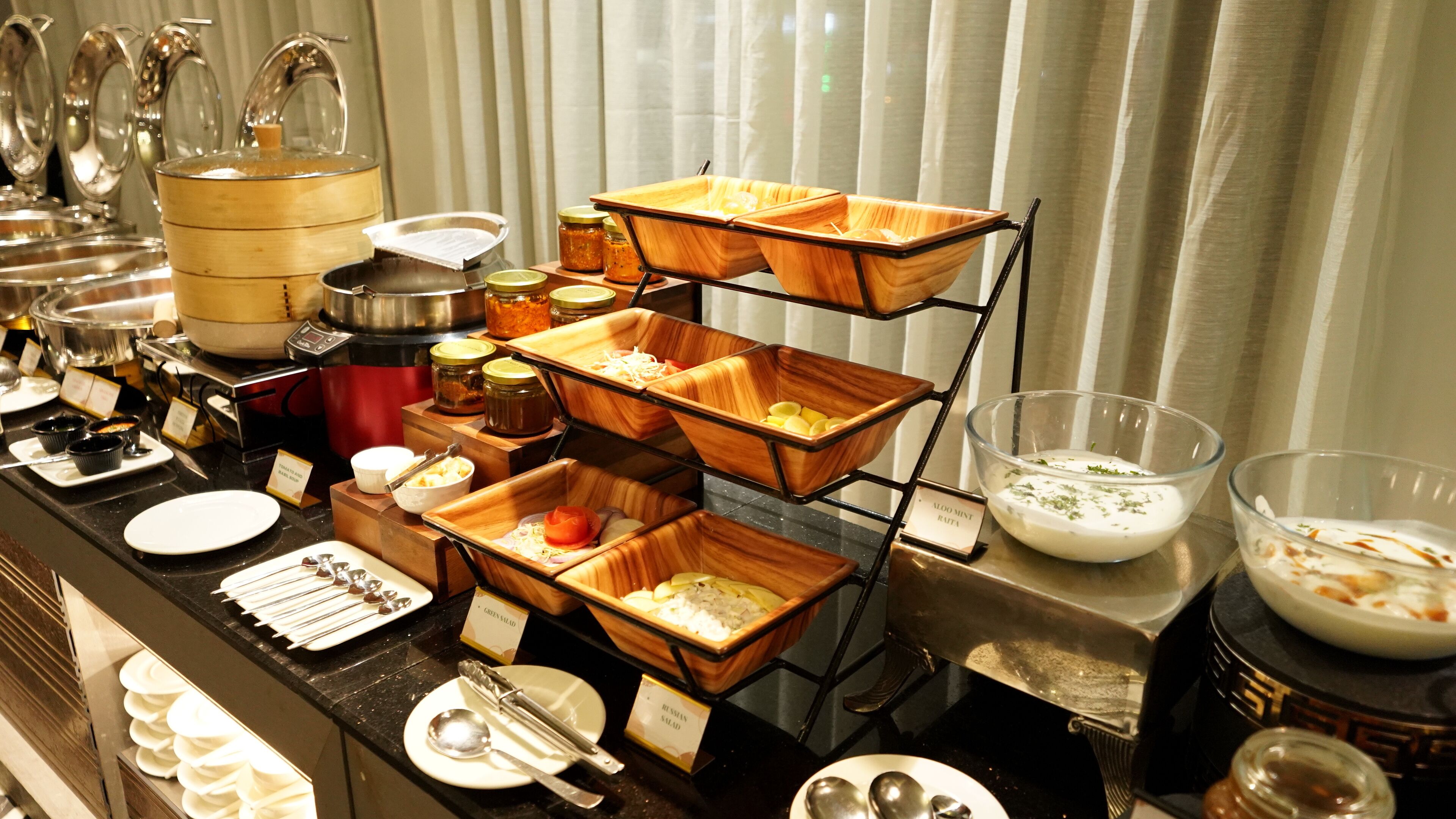 Una mesa de buffet con diferentes alimentos y utensilios.