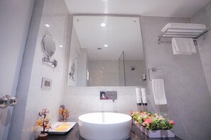 Smart Room | 浴室 | 淋浴/盆浴组合、大花洒淋浴喷头、免费洗浴用品、吹风机