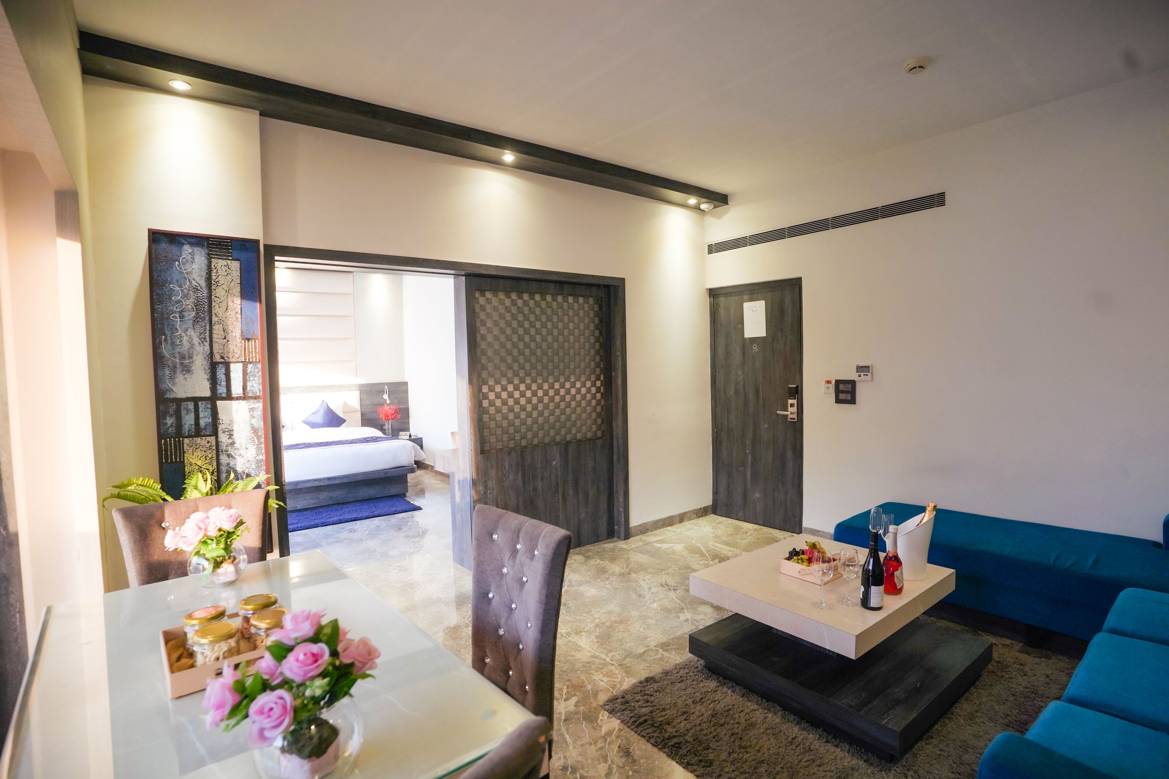 Suite – president | Oppholdsområde | En 40-tommers LED-TV med kabel-kanaler